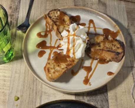 Pain perdu doré, chantilly et filet de caramel au beurre salé.