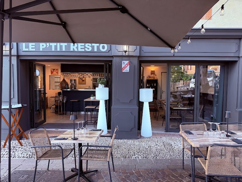 La devanture gris ardoise du P’tit Resto, ouverte sur la salle, et sa terrasse place du Château à Albi.